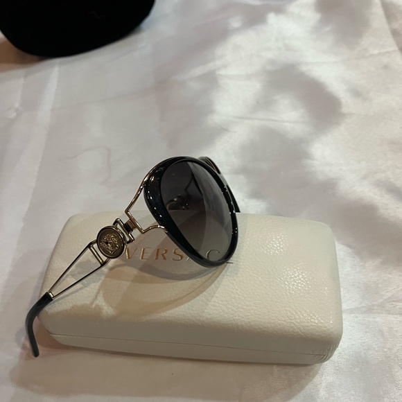 Versace sunglasses. - Picture 6 of 8